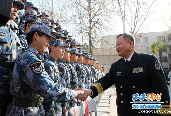 6、夏平少将一行亲切慰问河南省海航实验班学子