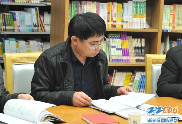 吕军副校长认真查阅教师的教学设计