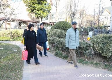 “新春走访慰问 情暖退休教师”——伟德国际官网娱乐为退休老干部送上新春祝福