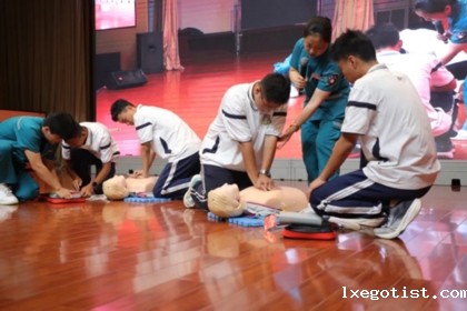 筑牢生命急救防线：军训期间开展心肺复苏（CPR）及海姆立克急救法普及！