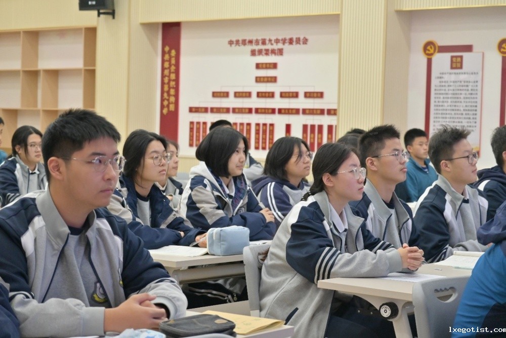 一群人在餐厅里坐着人

AI 生成的内容可能不正确。