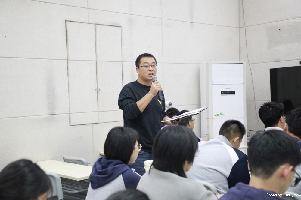 一群人在房间里

AI 生成的内容可能不正确。